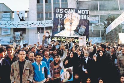 <b>Manifestantes iraníes frente a la embajada estadounidense de Teherán, en noviembre de 1979. Una de las perspectivas del conflicto que explorará el videojuego. </b>