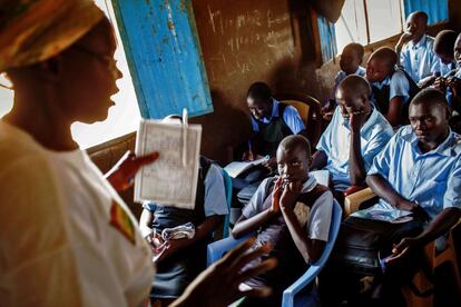 Estudiantes toman nota durante una clase de idioma Inglés en la Escuela Primaria de Juba Nabari, Sudán del Sur.