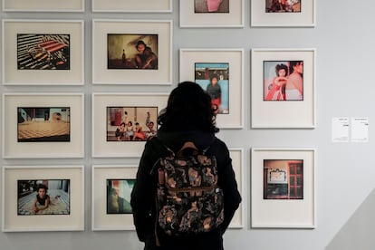 Una persona observa la serie 'Tesca' de Danny Lion, en la exposición.