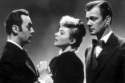 De izquierda a derecha, Charles Boyer, Ingrid Bergman y Joseph Cotten, en una escena de <i>Luz que agoniza.</i>