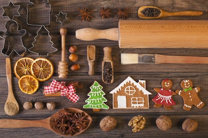 Encender el árbol en familia, empaquetar regalos, cantar villancicos... Son tradiciones propias de las vacaciones que nos esperan a la vuelta de la esquina. Retrasar hasta el último momento <b>la compra de la cena de Navidad</b> no es una de ellas, aunque podría parecerlo, ya que lo hacemos año tras año. Objetivo para este año: no convertirse en víctima de la subida de precios de los productos típicos. Estudiamos el calendario de la subida de precios en 2016 de los productos favoritos de los españoles en Navidad con datos de la OCU, y consultamos a los expertos en seguridad alimentaria para saber cómo conservar los alimentos y a chefs para saber elegirlos en su mejor momento de temporalidad para que este año la cesta de navidad le salga <b>más barata y de mejor calidad</b>. Según un informe llevado a cabo por Deloitte —la mayor firma española de servicios profesionales— este año <a href="https://www2.deloitte.com/content/dam/Deloitte/es/Documents/bienes-comsumo-distribucion-hosteleria/Estudio-Consumo-Navideno-2017.pdf" rel=”nofollow” target="_blank"> gastaremos de media 195 euros</a> en la compra de las comidas de Navidad. Si los precios se mantienen, una buena planificación podría suponer <b>un ahorro del 23%</b> (la subida de precio promedio en los mercados en 2016) o hasta del 59,9% si lo suyo es el besugo; el equivalente a 44,85 euros. Ya tiene para más de un regalo de amigo invisible.