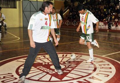 Sean Penn y Evo Morales se preparan para disputar un partido ante la embajada de Venezuela, en La Paz.