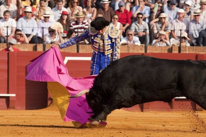 Miguel Ángel Perera durante la faena con su primer toro.