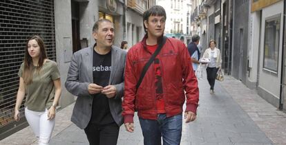 Arnaldo Otegi y su hijo Hodei, este domingo.