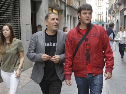 Arnaldo Otegi y su hijo Hodei, este domingo.