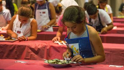 Participantes del casting de MasterChef Junior en Madrid preparan sus platos.