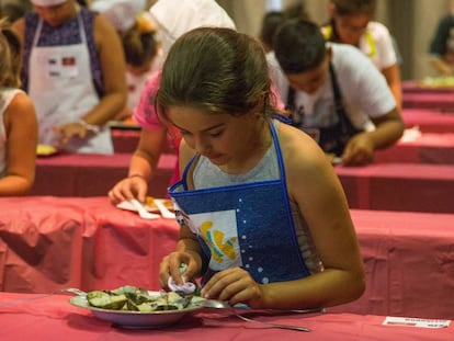 Participantes del casting de MasterChef Junior en Madrid preparan sus platos.