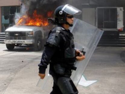 Un policía vigila el Congreso de Guerrero.