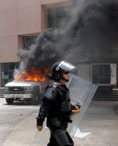 Un policía vigila el Congreso de Guerrero.