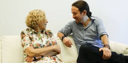 La alcaldesa de Madrid, Manuela Carmena y el l&iacute;der de Podemos, Pablo Iglesias, se reunen en el Ayuntamiento en 2015.