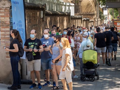 Larga cola delante del Hospital de Sant Pau de Barcelona para vacunarse contra la covid.
