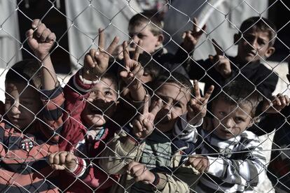 Niños kurdos hacen el signo de la victoria en el campo de refugiados de Suruc en la frontera de Turquía y Siria.