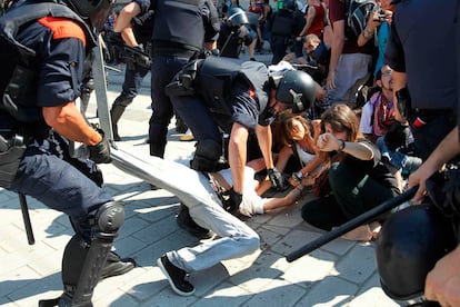 Policías autonómicos arrastran a un grupo de personsa que se concentraban en la calle Wellington esquina con la de Villena.