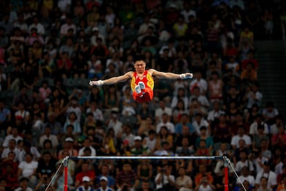 El gimnasta chino Li Xiaopeng durante los Juegos Olímpicos de Beijing 2008.