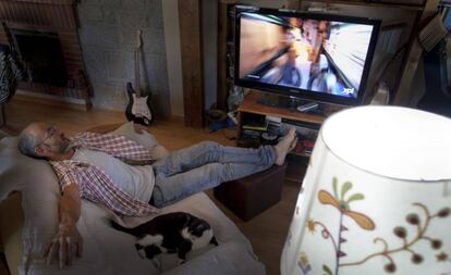 Un espectador dormido frente a la pantalla de televisión durante la emisión de un programa de máxima audiencia. 