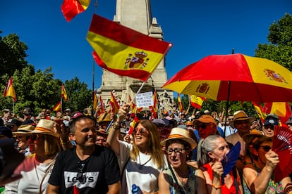 Participantes en la protesta contra el presidente del Gobierno, este domingo, en la Plaza España de Madrid.