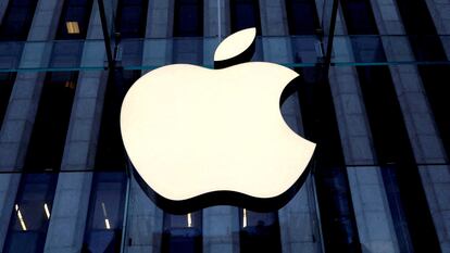 Logo de Apple en la fachada de la Apple Store de Nueva York, Estados Unidos.