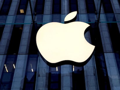 Logo de Apple en la fachada de la Apple Store de Nueva York, Estados Unidos.