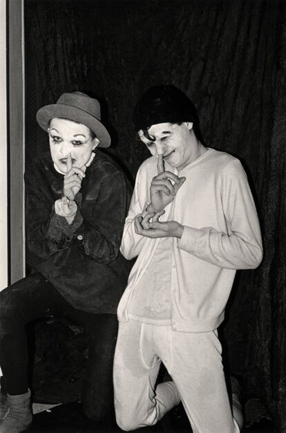 La artista (a la izquierda) estuvo en sus inicios muy influida por el actor inglés Lindsay Kemp, como él, se pintaba la cara de blanco.