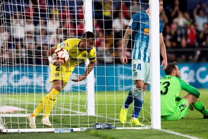 El defensa del Villarreal, Mario Gaspar, recoge el balón tras conseguir el primer gol del Villarreal, que supone el empate con el Atlético