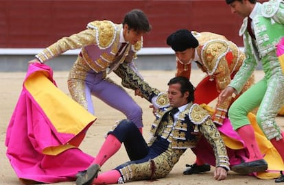 David Mora es atendido por su cuadrilla despu&eacute;s de la cogida del martes.