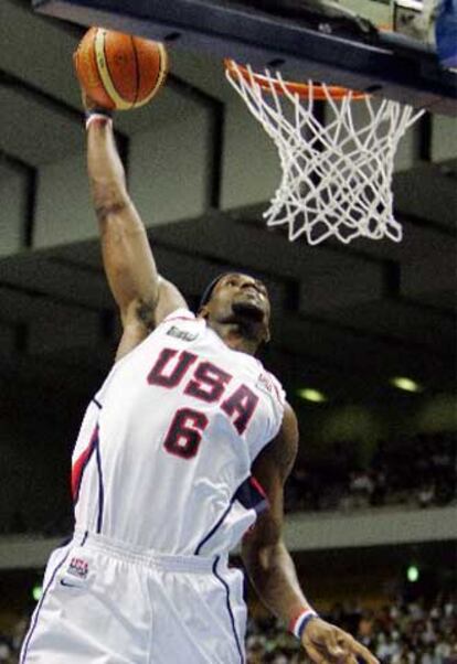 LeBron James machaca el aro, durante el partido que ha enfrentado a su equipo con Senegal.