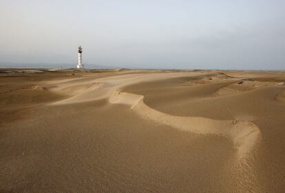 Dunas y faro de El Fangar, en el parque natural del Delta del Ebro.