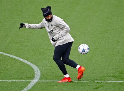 Kylian Mbappe, durante el entrenamiento del PSG, ayer en Poissy.