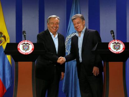 El secretario general de la ONU, Ant&oacute;nio Guterres, a la izquierda, tras reunirse con el presidente colombiano, Juan Manuel Santos. 