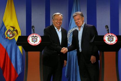 El secretario general de la ONU, Ant&oacute;nio Guterres, a la izquierda, tras reunirse con el presidente colombiano, Juan Manuel Santos. 