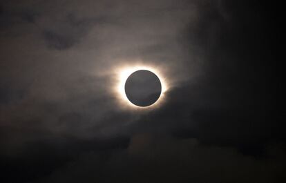 El eclipse total de sol se hace visible a través de las nubes en Vágar, en las islas Feroe, un pequeño archipiélago en el Atlántico Norte, entre Noruega e Islandia.