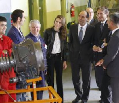La Princesa de Asturias, acompañada por el director del Instituto Augusto G. Linares de Peñacastillo (Santander), Francisco Benavente; el alcalde de Santander, Iñigo de la Serna, y el presidente de Cantabria, Ignacio Diego (d-i, primera fila), en el acto oficial del incio del curso de Formación Profesional 2013/14.