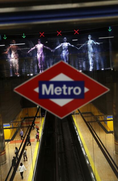 Obra 'Humani corpore' recibe a los usuarios de la estación de 12 de Octubre.