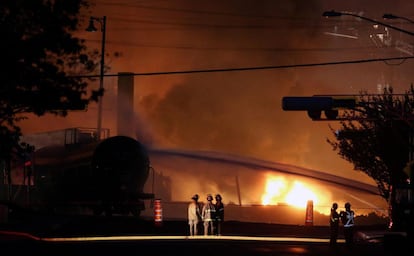 Los bomberos apagan los vagones del tren siniestrado en la ciudad de Lac Megantic, Quebec,