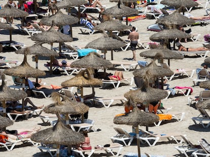 Turistas en la playa de Muro en Alcúdia (Mallorca), el 10 de julio.