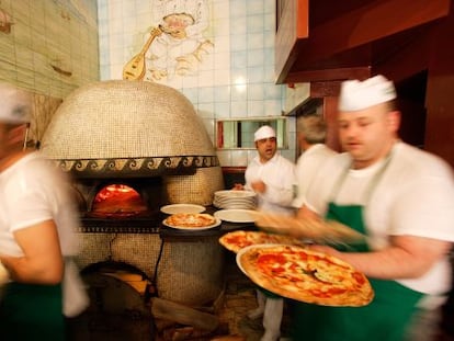 Cocina de la pizzería Trianon, en Nápoles (Italia).