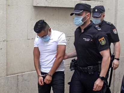 Uno de los cuatro acusados de la violación de Callosa a su llegada a la Audiencia Provincial de Alicante.