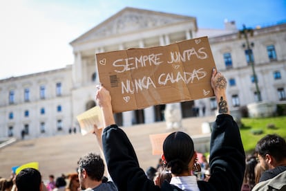 Un momento de la protesta celebrada en Lisboa, tras la violación grupal de una menor y la puesta en libertad de los imputados por la agresión.