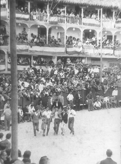 Desde su construcción allá por el siglo XV, la plaza ha servido para todo o casi todo. Empezó por acoger el ganado en el arrabal del pueblo y fue sucesivamente mercado, corral de comedias, coso, lugar de ejecuciones y hasta plató de cine (<i>La Vuelta al mundo en 80 días</i> y <i>El Fabuloso Mundo del Circo</i>, entre otras). También ha acogido fiestas reales, proclamaciones, autos sacramentales y todo tipo de actos religiosos, políticos y militares. En la imagen, también del Fondo Fotográfico M. Santos Yubero, triunfo de un torero en festival taurino en Chinchón en octubre de 1963.