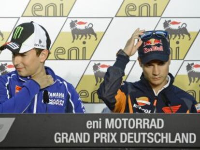 Lorenzo charla con Rossi junto a Pedrosa