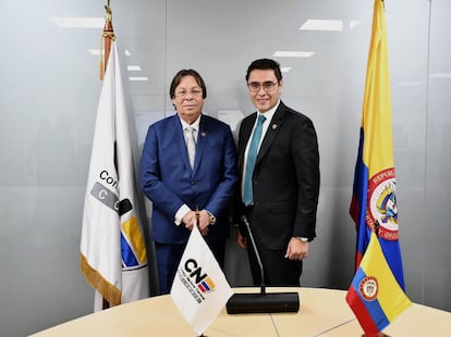 Los magistrados César Lorduy (izquierda) y Cristian Quiroz, este jueves 26 de septiembre en la sede del Consejo Nacional Electoral de Colombia, en Bogotá.