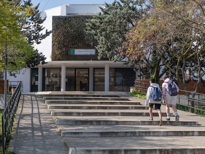 Dos alumnos, en el instituto Heliche en Olivares (Sevilla), donde tres estudiantes atacaron a un profesor en enero.