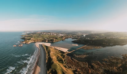 Oyambre, Valdáliga /San Vicente de la Barquera (Cantabria). Antes de viajar, uno no puede menos que ver el maravilloso documental ‘La aventura del Pájaro Amarillo’ (documaniatv.com), producido por el actor Antonio Resines, donde se da cuenta pormenorizada la epopeya que entrañaba cruzar el Atlántico en avión en junio de 1929. Al llevar un polizón a bordo, el combustible fue insuficiente para que la aeronave ‘Pájaro Amarillo’ alcanzara París (su destino), de forma que hubo que aterrizar de emergencia, quedando cegado el piloto por la amplitud y belleza de la playa de Oyambre. Recordando la gesta queda en este parque natural un monumento, un chiringuito y una marca de cerveza natural.