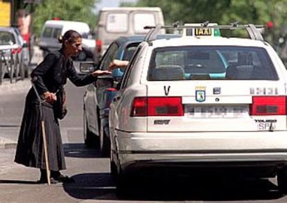 Una  indigente discapacitada, de los cientos que inundan Madrid, el pasado jueves.