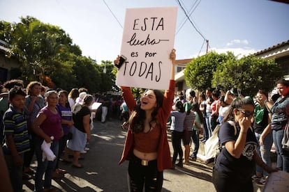 Una mujer celebra la absolución de la salvadoreña Imelda Cortez, acusada de intento de homicidio por supuestamente tratar de abortar un feto producto del abuso sexual de su padrastro.