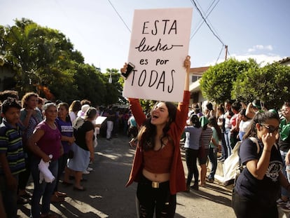 Una mujer celebra la absolución de la salvadoreña Imelda Cortez, acusada de intento de homicidio por supuestamente tratar de abortar un feto producto del abuso sexual de su padrastro.