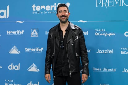 Alex Ubago, el rey de las baladas por excelencia en España, es otro de los premiados que ha desfilado por la alfombra con un ‘look’ monocromático negro. “Me encanta venir más allá de la ilusión de que te den un premio, es como estar en casa. Te encuentras con tus compañeros y con tus amigos”. A lo que bromea: “Y ya la fiesta de después es genial”. Aunque le han dado ya varios premios, para él "siempre hay hueco" para más.