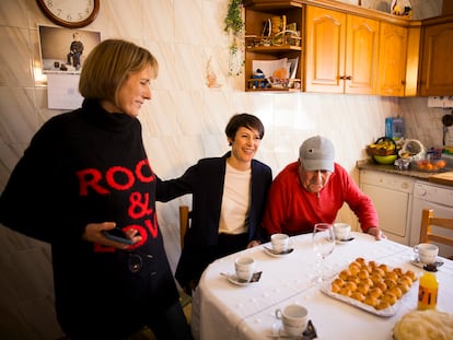 La candidata del BNG a la presidencia de la Xunta, Ana Pontón, en su casa en Sarria (Lugo), este viernes junto a sus padres.