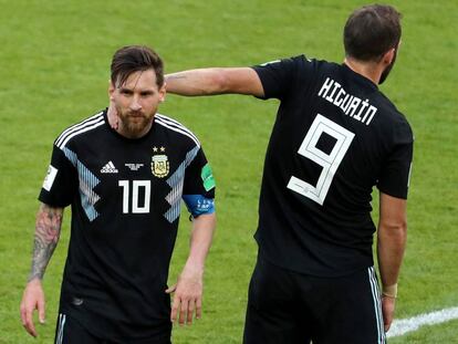 Messi e Higuaín, tras el empate de Argentina ante Islandia.
