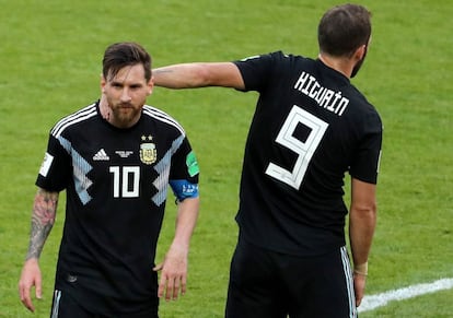 Messi e Higuaín, tras el empate de Argentina ante Islandia.